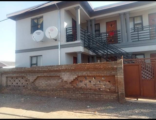 9 BEDROOM HOUSE FOR SALE IN PROTEA GLEN